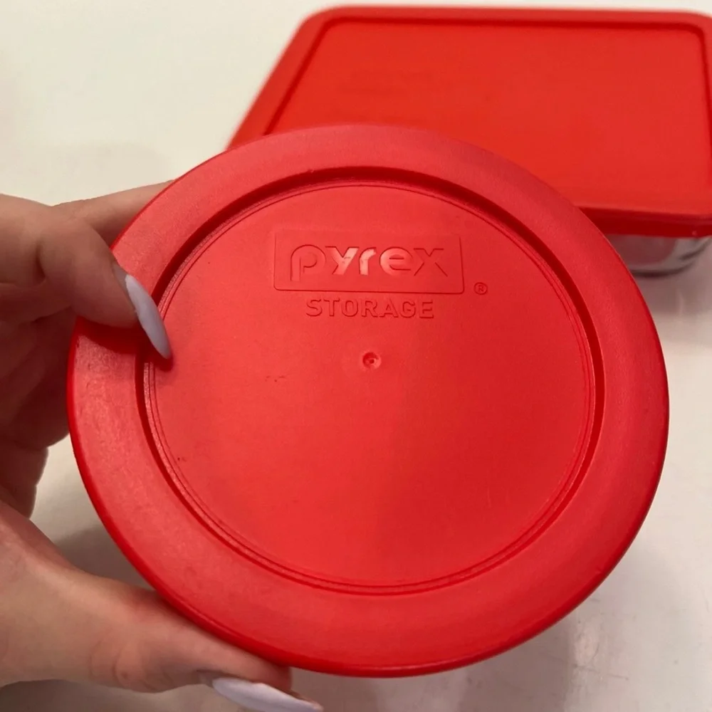 Pyrex 3 cup rectangular food storage and 2 cup circular food storage